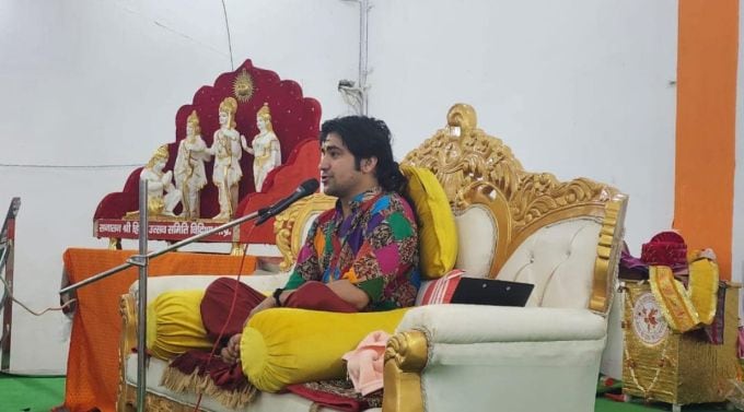 બાગેશ્વર ધામનો ભક્તો સંપર્ક કેવી રીતે કરે છે?<br>બાગેશ્વર ધામની વેબસાઈટ https://bageshwardham.co.in/ અનુસાર, જ્યાંથી તમને બાગેશ્વર ધામનો અધિકૃત મોબાઇલ નંબર પણ મળે છે, જે 81205 92371 છે. જો તમે આ નંબર પર કૉલ કરશો, તો ત્યાંથી સંપૂર્ણ માહિતી મળી જશે