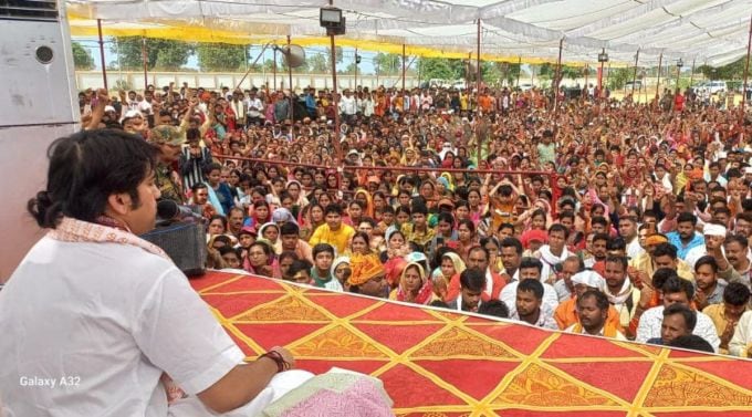 બાગેશ્વર ધામમાં સન્યાસી બાબા કોણ છે?<br>બાગેશ્વર ધામના સન્યાસી બાબા કોણ હતા? બાગેશ્વર ધામ સાથે સંકળાયેલા લોકોના મતે સન્યાસી બાબા દાદા ગુરૂજી મહારાજ વાસ્તવમાં ધીરેન્દ્ર કૃષ્ણ શાસ્ત્રીના પરદાદા હતા. કહેવાય છે કે, તેમણે 300 વર્ષ પહેલા બાગેશ્વર ધામ બાલાજીનું મંદિર બનાવ્યું હતું. આસપાસના વિસ્તારોમાં તેની વિશેષ ઓળખ હતી, તે સમસ્યાઓનું નિદાન પણ કરતા હતા.