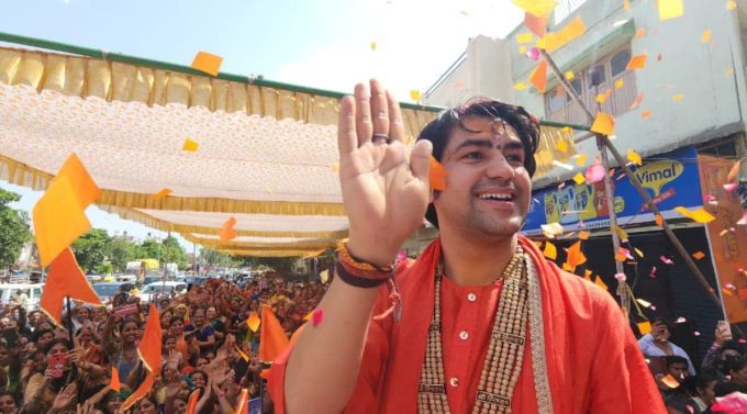 કોણ છે બાબા ધીરેન્દ્ર શાસ્ત્રી?<br>ધીરેન્દ્ર શાસ્ત્રી મધ્ય પ્રદેશના છતરપુર જિલ્લામાં એક પ્રખ્યાત ધાર્મિક યાત્રાધામ બાગેશ્વર ધામ સરકારના પીઠાધીશ્વર છે. તે એક સાદા પરિવારમાંથી આવે છે. 14 જૂન 2022ના રોજ લંડનની સંસદમાં ધીરેન્દ્ર શાસ્ત્રીનું સન્માન કરવામાં આવ્યું હતું