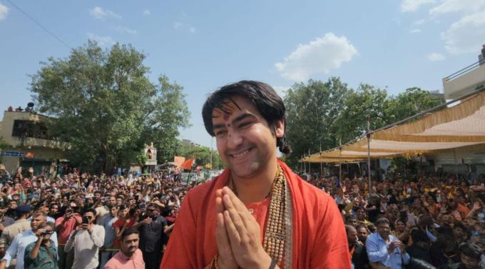 બાગેશ્વર બાબાના માતા-પિતા કોણ છે?<br>છતરપુરના બાગેશ્વર ધામના પીઠાધીશ્વર શ્રી ધીરેન્દ્ર કૃષ્ણ શાસ્ત્રીજીના પરિવારમાં કુલ 5 સભ્યો છે. ધીરેન્દ્ર શાસ્ત્રીના પિતા શ્રી રામ કરપાલ ગર્ગ અને માતા સરોજ ગર્ગ છે. તેમના દાદા શ્રી ભગવાન દાસ ગર્ગ છે. ધીરેન્દ્ર કૃષ્ણ શાસ્ત્રીને એક નાનો ભાઈ શાલિગ્રામ ગર્ગ અને એક બહેન રીટા ગર્ગ છે.