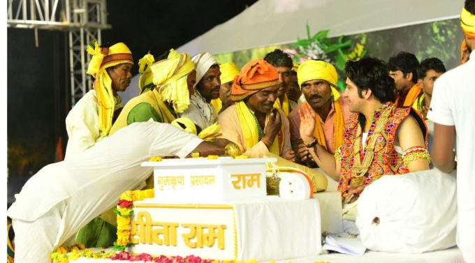 ધીરેન્દ્ર શાસ્ત્રીનો પરિચય<br>4 જુલાઈ, 1996 ના રોજ, મધ્યપ્રદેશના છતરપુર જિલ્લાના ગાડા ગામમાં સરયુપરિયા બ્રાહ્મણ પરિવારમાં પિતા શ્રી રામકૃપાલજી મહારાજ અને ભક્ત માતા સરોજના ઘરે ધીરેન્દ્ર શાસ્ત્રીનો જન્મ થયો હતો. બાગેશ્વર ધામની વેબસાઈટ અનુસાર, બાળપણ ગરીબી અને દુઃખમાં વિત્યું હતું. તેમનો પરિવાર કર્મકાંડ બ્રાહ્મણોનો પરિવાર હતો, જે પૂજા પાઠમાં મળેલી દક્ષિણા સાથે 5 લોકોનો પરિવાર ચાલતો હતો. આવી સ્થિતિમાં ધીરેન્દ્ર શાસ્ત્રીએ તેમનું શિક્ષણ અધૂરું છોડવું પડ્યું. ત્રણ ભાઈ-બહેનોમાં સૌથી મોટા, ગુરુદેવનું આખું બાળપણ તેમના પરિવારના ભરણપોષણની વ્યવસ્થા કરવામાં જ વીત્યું.