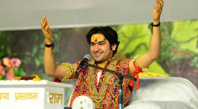 કેવી રીતે ધીરેન્દ્ર શાસ્ત્રી બાગેશ્વર બાબા બન્યા?<br>પરંતુ એક દિવસ બાલાજી મહારાજની આજ્ઞા અને કૃપાથી તેમને તેમના દાદા શ્રી 1008 દાદા ગુરુજી મહારાજનો સંગાથ મળ્યો અને દાદા ગુરુના આશીર્વાદ અને આજ્ઞાથી ધીરેન્દ્ર શાસ્ત્રી બાલાજી મહારાજની સેવામાં લાગી ગયા. સન્યાસી બાબા અને આ ધામનો મહિમા આખી દુનિયામાં ફેલાવ્યો અને આજે તેનું પરિણામ એ છે કે દર મંગળવાર અને શનિવારે લાખો ભક્તોની ભીડ ધામમાં પહોંચે છે.