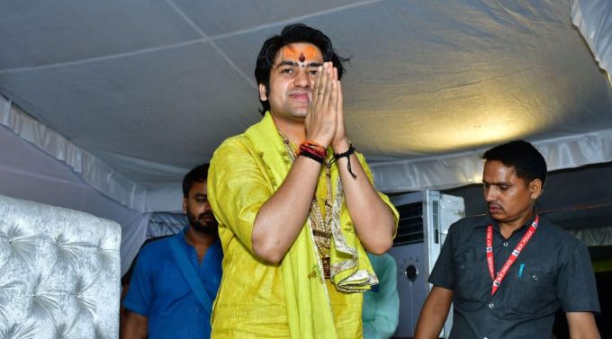 શું બાગેશ્વર ધામમાં કોઈ ફી છે?<br>બાગેશ્વર ધામ સરકારની ફી કેટલી છે? બાગેશ્વર ધામ સરકારની ફી સંપૂર્ણપણે મફત છે, મંગળવાર અને શનિવારે તમને ફ્રી ભોજન મળે છે