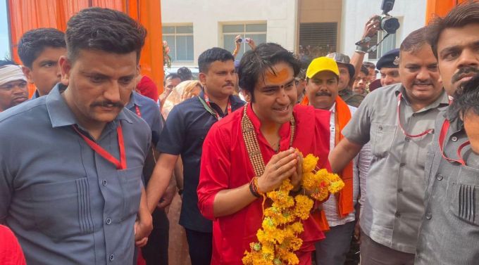 બાગેશ્વર ધામમાં પ્રાર્થના કેવી રીતે થાય છે?<br>બાગેશ્વર ધામમાં જ્યારે કોઈની અરજી કરવામાં આવે છે, ત્યારે તે ભક્તે હાજર થવું પડે છે. દરેક ભક્તને ઓછામાં ઓછા 5 મંગળવાર હાજરી આપવાનો આદેશ આપવામાં આવે છે. આ સિવાય ભક્તોની પોતાની આસ્થા હોય છે.