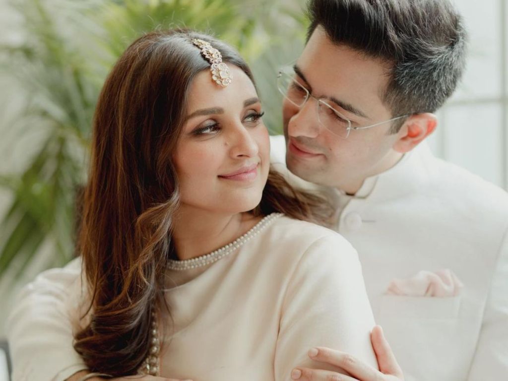 પરિણીતી ચોપરા અને રાઘવ ચઢ્ઢાની સગાઇની નવી તસવીરો આવી સામે, અભિનેત્રી કહ્યું, અમારી સગાઇમાં તેમની હાજરી… પરિણીતી ચોપરા અને રાઘવ ચઢ્ઢાની સગાઇની નવી તસવીરો આવી સામે, અભિનેત્રી કહ્યું, અમારી સગાઇમાં તેમની હાજરી…