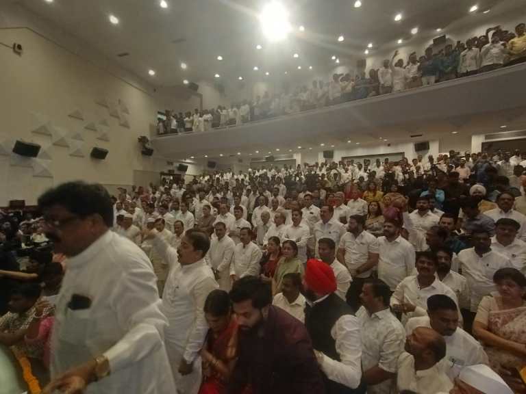 તેમની ઘોષણા પછી, NCPના ઘણા નેતાઓ અને કાર્યકરો તેમના પગ પર ઉભા થયા અને NCP સુપ્રીમો તેમના નિર્ણયને પાછો ખેંચવાની માંગ સાથે સૂત્રોચ્ચાર કર્યા.