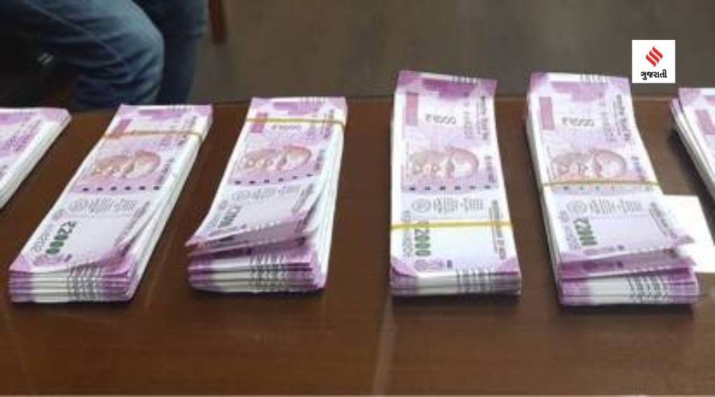 RBIએ 2000ની નોટ રદ કર્યા બાદ જનતા પાસે રોકડ રકમમાં ₹ 83,242 કરોડનો ઘટાડો RBIએ 2000ની નોટ રદ કર્યા બાદ જનતા પાસે રોકડ રકમમાં ₹ 83,242 કરોડનો ઘટાડો