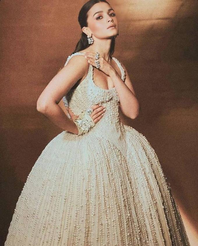 Alia Bhatt prabal gurung : પ્રબલ ગુરુંગે શેર કરેલી સ્ટોરીમાં કહ્યું કે, મારા મિત્ર કરણ જોહરના 40 મા જન્મ દિવસે હું પહેલી વાર આલિયા ભટ્ટને મુંબઇમાં મળ્યો હતો. (ફોટોઃ પ્રબલ ગુરુંગ/ઈન્સ્ટાગ્રામ)