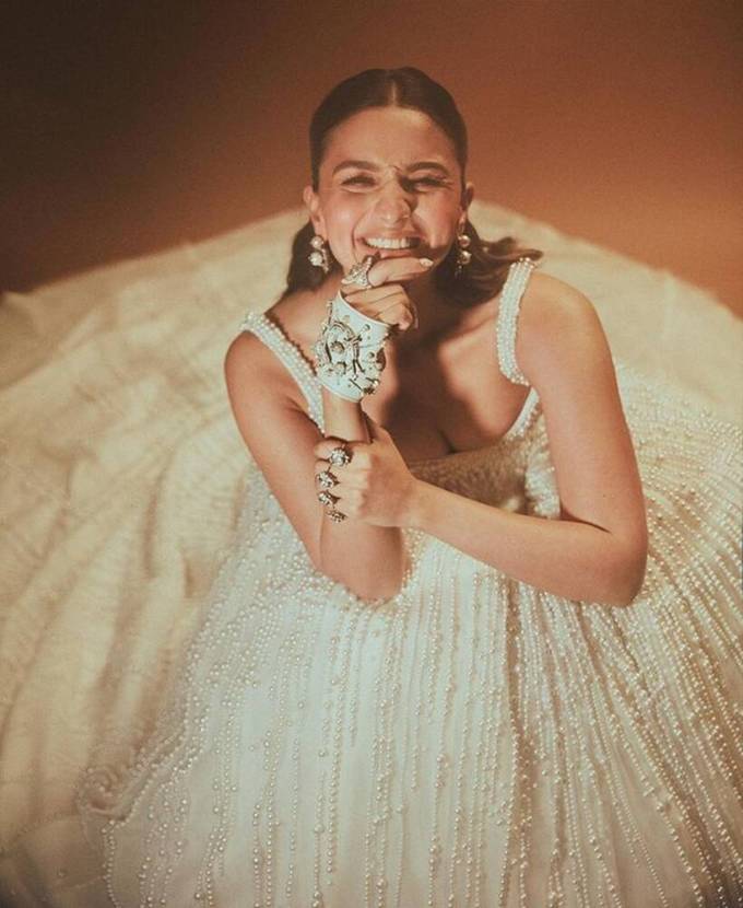 Alia Bhatt prabal gurung : આલિયા ભટ્ટ અંગે પ્રબલ ગુરુંગે ઉમેર્યું, "મારા ભાઈ @પ્રવેશગુરુંગ પાસેથી આલિયા અંગે ઘણા વખાણ સાંભળ્યા હતા. જે તેની પ્રથમ ફિલ્મમાં કરણને મદદ કરી રહ્યા હતા. (ફોટોઃ પ્રબલ ગુરુંગ/ઈન્સ્ટાગ્રામ)
