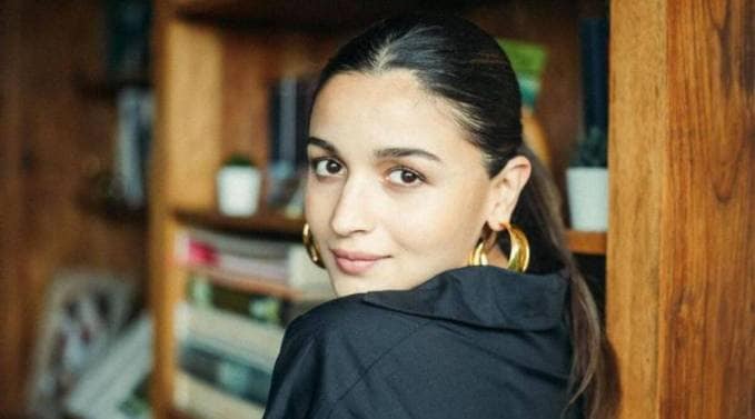 આલિયા ભટ્ટ એક ફિલ્મ માટે 9 થી 10 કરોડ રૂપિયા લે છે.