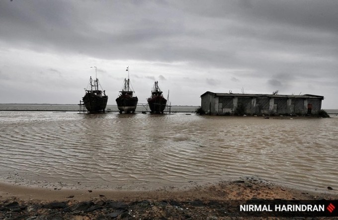 દરિયામાં જોરદાર પવનના કારણે હોડીઓને બહાર લાવી દેવામાં આવી હતી.  (Express photo Nirmal Harindran)