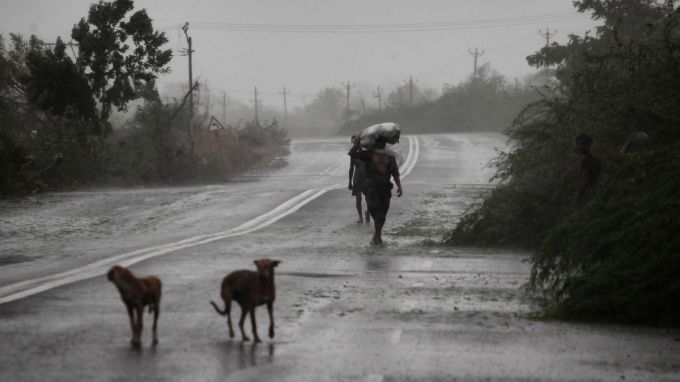 લેન્ડફોલ થયેલા બિપરજોય વાવાઝોડાએ કચ્છ અને સૌરાષ્ટ્રના દરિયાકાંઠા વિસ્તારોમાં ભારે તબાહી મચાવી હતી. ભારે પવન અને અતિથી અતિભારે વરસાદના કારણે આ વિસ્તારોમાં ઘણું નુકસાન થયું હતું. (Express photo Nirmal Harindran)