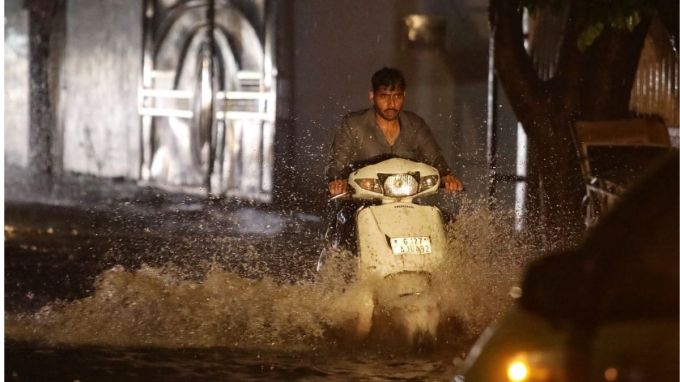 શહેરના બોપલ, ઘુમા, એસજી હાઈવે, પ્રહલાદનગર, સેટેલાઈટ, જોધપુર, રાણીપ, ચાંદલોડીયા, ચાંદખેડા, જમાલપુર, લાલ દરવાજા સહિત શહેરના મોટાભાગના વિસ્તારોમાં ધોધમાર વરસાદ પડ્યો હતો. (Express photo by Nirmal Harindran)