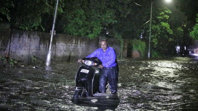 ભારે વરસાદના કારણે પશ્ચિમ અમદાવાદ પાણી પાણી થઈ ગયું હતું. (Express photo by Nirmal Harindran)