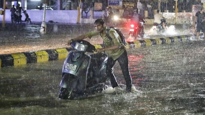 ભારે વરસાદના કારણે મ્યુનિસિપલ કોર્પોરેશનના પ્રિ-મોન્સૂન કામગીરીની પોલ ખુલી ગઇ છે. પશ્ચિમમાં ઠેર-ઠેર વિસ્તારોમાં પાણી ભરાયા છે. (Express photo by Nirmal Harindran)