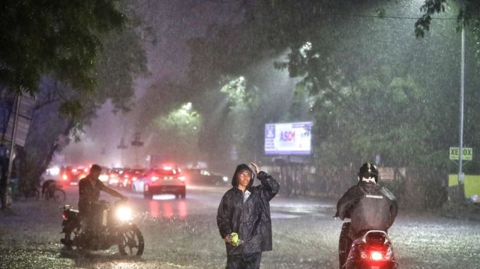 શહેરના એસજી હાઇવે ઉપર ભારે વરસાદને પગલે ટ્રાફિકજામના દ્રશ્યો સર્જાયા છે. (Express photo by Nirmal Harindran)