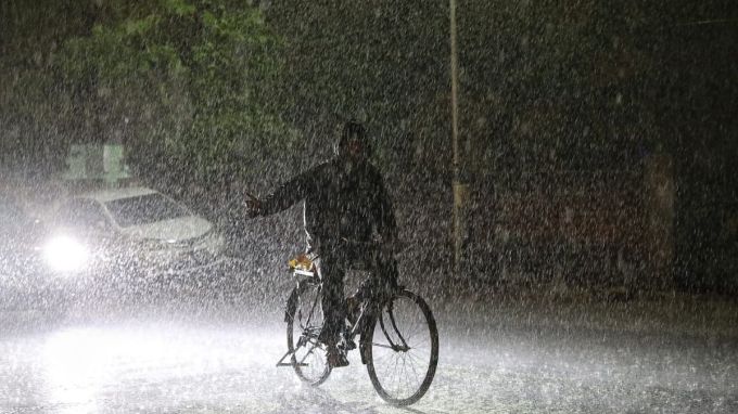 ભારે વરસાદને કારણે શહેર પાણી-પાણી જ છે. વરસાદી પાણી રોડ પર ફરી વળતાં વાહનચાલકોને ભારે મુશ્કેલીનો સામનો કરવો પડી રહ્યો છે. (Express photo by Nirmal Harindran)