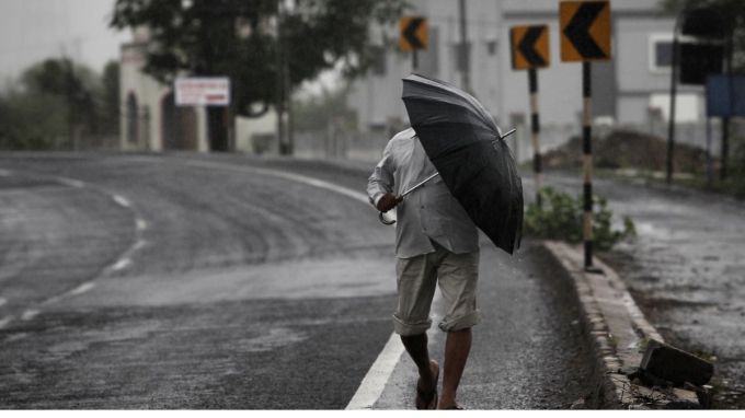 વાવાઝોડા સમયે જોરદાર પવન ફુંકાયો હતો. પવનની ગતિ 80 થી 100 કિમી પ્રતિ કલાકની રહી હતી. (Express photo Nirmal Harindran)