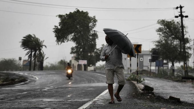 પવનના કારણે ઘણા વૃક્ષો પણ પડી ગયા હતા. (Express photo Nirmal Harindran)