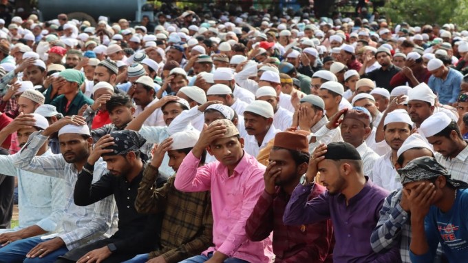 આવી સ્થિતિમાં તેમને પોતાના પુત્રનો વિચાર આવ્યો હતો. હજરત ઈબ્રાહિમ પોતાના એકના એક પુત્ર ઈસ્માઈલને સૌથી વધારે પ્રેમ કરતા હતા. પરંતુ જ્યારે અલ્લાહે પોતાની પ્યારી વસ્તુની કુર્બાનીની વાત કરી તો પોતાના પુત્રને કુર્બાન કરવા માટે તૈયાર થયા હતા. (Express Photo by Kamleshwar Singh)