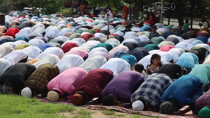 પુત્રની કુરબાની આપતા સમયે તેમણે પોતાની આંખ પર પટ્ટી બાંધી દીધી હતી. જેથી પુત્ર મોહ અલ્લાહના રાહમાં બાધા ન બને.કુર્બાની બાદ જ્યારે તેમણે પોતાની આંખ પરથી પટ્ટી હટાવી અને દ્રશ્ય જોઈને ચોંકી ગયા હતા. (Express Photo by Kamleshwar Singh)