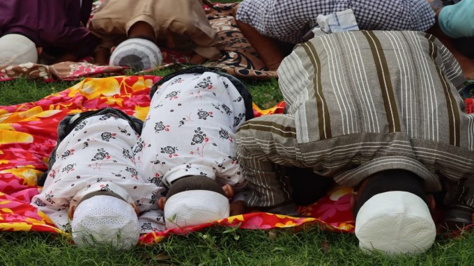 કારણે તેમનો પુત્ર સહી સલામ ઊભો હતો. તેની જગ્યાએ એક ડુમ્બા (એક પ્રકારનો બકરો) કુર્બાન થયો હતો. ત્યારથી બકરાની કુર્બાની આપવાનું ચલણ શરુ થયું હતું. (Express Photo by Kamleshwar Singh)