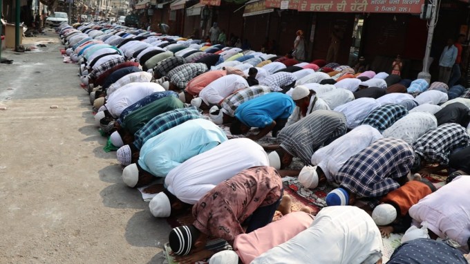 ઈદ ઉલ અજહાના દિવસે નમાજ બાદ બકરાની કુર્બાની આપવામાં આવે છે. સામાન્ય રીતે માનવામાં આવે છે કે નાના બકરાને લાવીને નું પુત્રની જેમ લાલન-પાલન કરવામાં આવે છે. આવી સ્થિતિમાં જ્યારે વ્યક્તિ તેની કુર્બાની આપે છે તો એ વ્યક્તિ ભાવ -વિભોર થઈ જાય છે. પરંતુ આજના સમયમાં થોડા દિવસ પહેલા જ અથા એજ દિવસે બકરાને લાવીને કુર્બાનીઆપે છે. કુર્બાનીના સમયે પરિવારના કોઇ એક સભ્યના નામથી જિબહ (હલાલ) કરવામાં આવે છે. (Express Photos by Gurmeet Singh)