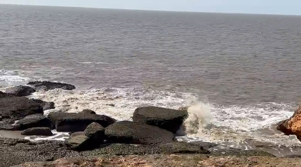 Cyclone Biparjoy : સાયક્લોન બિપરજોય નજીક આવતાં અસર શરૂ, ચક્રવાતથી ભારે પવન અને દરિયો તોફાને ચડ્યો,