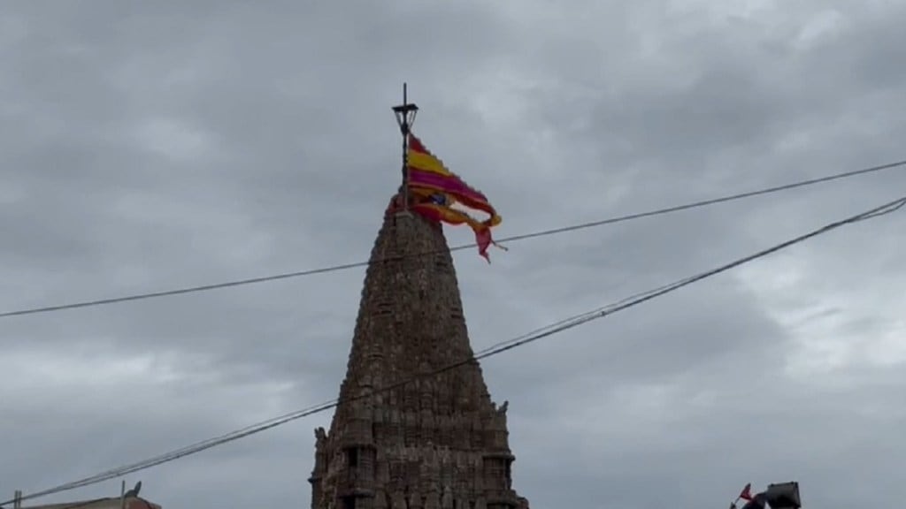 Cyclone Biparjoy: બિપરજોય વાવાઝોડાના પગલે દ્વારકાધીશ મંદિર પર બે ધજા ચઢાવવામાં આવી, જાણો કેમ