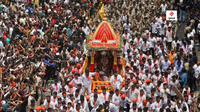Rath yatra 2023: ભગવાન જગન્નાથ દર્શન આપવા ભક્તોની વચ્ચે આવતાં અમદાવાદ જાણે હરખ ઘેલું બન્યું હતું. રથયાત્રાના માર્ગો પર ભક્તોના ઘોડાપૂર ઉમટ્યા હતા. (તસવીર - એક્સપ્રેસ ફોટો, નિર્મલ હરિન્દ્રન)