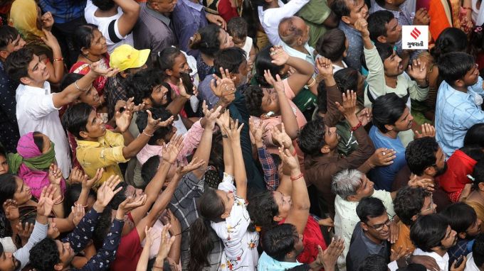 Rath Yatra Prasad: આ તો મારા નાથ આવ્યા છે. જગતના નાથ મારે આંગણે આવ્યા, ભક્તો શ્રધ્ધાળુઓમાં હરખની હેલી ઉઠી હતી. ભગવાનનો પ્રસાદ ઝીલી લેવા ભક્તોમાં જાણે હોડ લાગી હતી. (તસવીર - નિર્મલ હરિન્દ્રન)