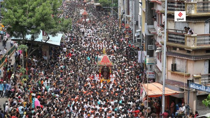 Rath Yatra 2023: ભગવાન જ્યારે સામે ચાલીને ભક્તો માટે દર્શન આપવા આવતા હોય તો ભક્તો માટે આનાથી રૂડુ શું હોઇ શકે? ભક્તોનો હરખ સમાતો ન હતો અને ભગવાનના દર્શન કરવા અને ભગવાનને આવકારવા માટે માર્ગો શ્રધ્ધાળુઓથી ઉભરાયા હતા. (તસવીર - નિર્મલ હરિન્દ્રન)
