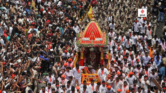 Rathyatra 2023: અમદાવાદ સ્થિત જગન્નાથ મંદિર ખાતે વહેલી સવારે મંગળા આરતી. પહિંન્દ વિધિ બાદ ભગવાન જગન્નાથની રથયાત્રાનો પ્રારંભ કરાયો હતો. જે સાથે જ જય જગન્નાથના નાદ ગૂંજી ઉઠ્યા હતા. (તસ્વીર - નિર્મલ હરિન્દ્રન)