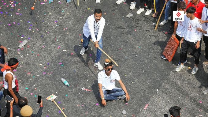 Rath Yatra Special: બિન્દાસ્ત ફોડ, તુ તારે બિન્દાસ્ત માર... જગતનો નાથ જ્યાં મારી સાથે છે ત્યાં મને કોઇ ચિંતા નથી. રથયાત્રામાં હિંમત, શ્રધ્ધાના દ્રશ્યો જોવા મળ્યા હતા. (તસ્વીર- નિર્મલ હરિન્દ્રન)