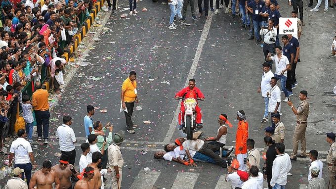 Rath Yatra stunt: આવા દે... ગુજરાત ટાઇટન્સની થીમ લાઇન જાણે અહીં જીવંત દેખાઇ રહી છે. એક ઉપર ત્રણ કરતજબાજ જાણે બાઇક ચાલકને પડકાર ફેંકી રહ્યા છે... જય રણછોડ જય માખણચોર.... આવા દે... (તસવીર- નિર્મલ હરિન્દ્રન)