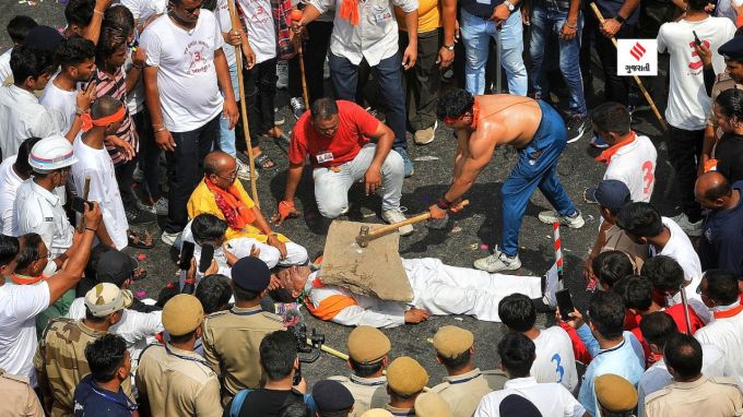 Ahmedabad Rathyatra 2023: ભલે તને લાગતું હોય કે હું ચિત થઇ ગયો, તારામાં તાકાત હોય એટલા વાર કર, મારો નાથ મારા શ્વાસમાં જીવંત છે...કરતબબાજના કરતબ જોઇ રથયાત્રામાં ઉપસ્થિત શ્રધ્ધાળુઓ પણ ચકિત થયા હતા. (તસવીર - નિર્મલ હરિન્દ્રન)