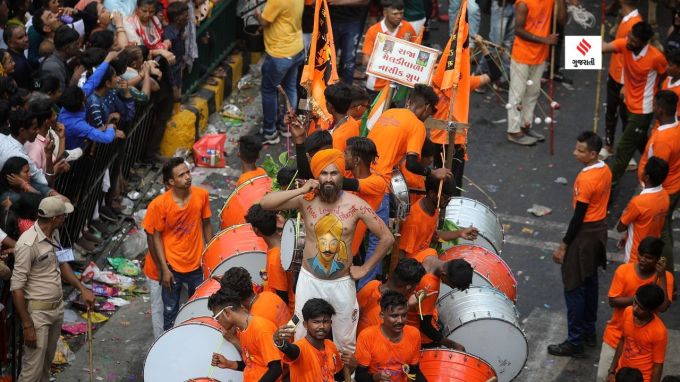 Rath Yatra Ahmedabad 2023: ઇસ કદર વાકિફ હૈ મેરી કલમ મેરે જજ્બાતો સે, અગર મે ઇશ્ક લિખના ભી ચાહુ તો ઇંકલાબ લિખ જાતા હૈ, રાખ કા હર એક કણ મેરી ગર્મી સે ગતિમાન હૈ, મૈ એક એસા પાગલ હું જો જેલમે ભી આઝાદ હૈ, મેરા ધર્મ કી સેવા કરના હૈ...રથયાત્રામાં  મૂછોને મરોડ આપતા આ દ્રશ્ય જોઇ ભગતસિંહના વિચાર સ્પષ્ટ ઉભરી આવતા હતા. (તસવીર - નિર્મલ હરિન્દ્રન)
