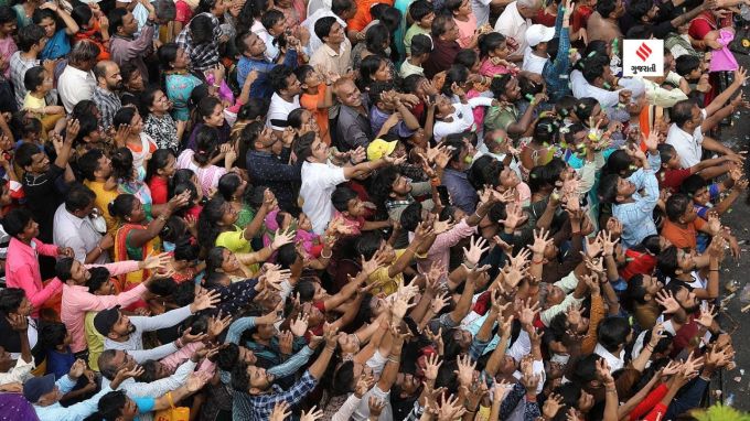Rath Yatra Prasad: આ તો મારા નાથ આવ્યા છે. જગતના નાથ મારે આંગણે આવ્યા, ભક્તો શ્રધ્ધાળુઓમાં હરખની હેલી ઉઠી હતી. ભગવાનનો પ્રસાદ ઝીલી લેવા ભક્તોમાં જાણે હોડ લાગી હતી. (તસવીર - નિર્મલ હરિન્દ્રન)