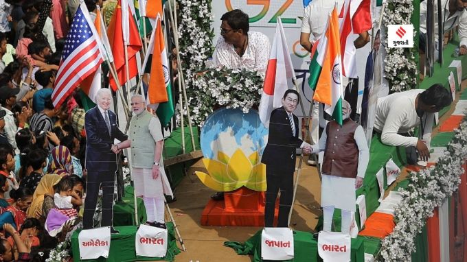 Rath Yatra Modi: અમદાવાદની પરંપરાગત રથયાત્રામાં વિવિધ ટેબ્લો અને ટ્રક આકર્ષણનું કેન્દ્ર બન્યા હતા. રથયાત્રામાં જી-20 સમિટની ઝલક પણ દેખાઇ જેમાં મોદી જાપાન અને અમેરિકાના પ્રેસિડેન્ટ સાથે દેખાઇ રહ્યા છે. (તસ્વીર - નિર્મલ હરિન્દ્રન)