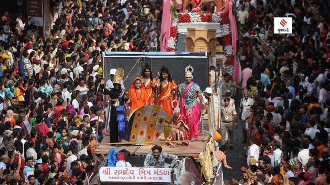 Ramayana in Rath Yatra: ભગવાન જગન્નાથ, ભાઇ બલરામ અને બહેન સુભદ્રા સાથે જ્યારે નગરચર્ચાએ નીકળ્યા હોય ત્યારે જાણે ભગવાન રામ પણ આ પળના સાક્ષી બનવા ઇચ્છતા હોય એમ ભગવાન શ્રીરામ, સીતાજી અને લક્ષ્મણ સાથે રથયાત્રામાં જોડાયા હતા. આદિપુરૂષ મુવીનો વિવાદ ચાલી રહયો છે ત્યારે રામાયણનો આ ટેબ્લો પણ આકર્ષણનું કેન્દ્ર બન્યો હતો. (તસવીર - નિર્મલ હરિન્દ્રન)