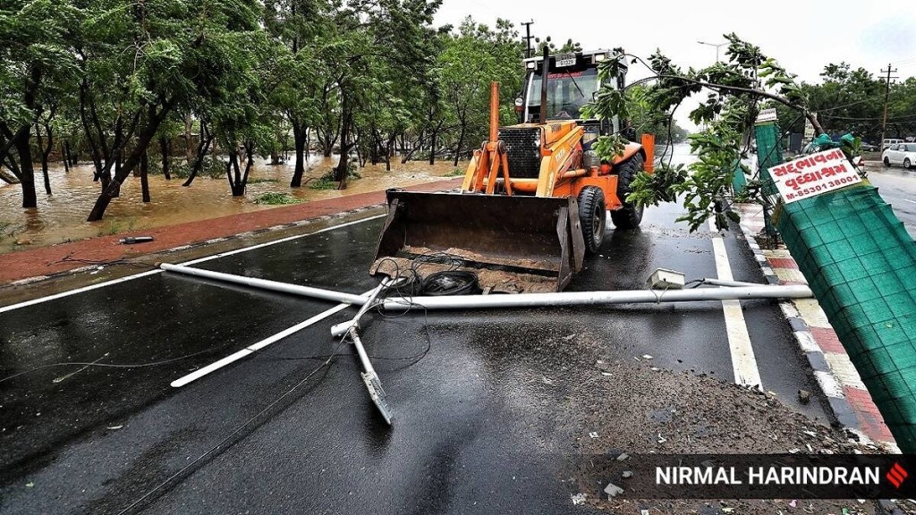 બિપરજોય વાવાઝોડું ટકરાતાં કચ્છમાં ભારે તારાજી, જાણો કેવી છે વહીવટીતંત્રની તૈયારીઓ બિપરજોય વાવાઝોડું ટકરાતાં કચ્છમાં ભારે તારાજી, જાણો કેવી છે વહીવટીતંત્રની તૈયારીઓ