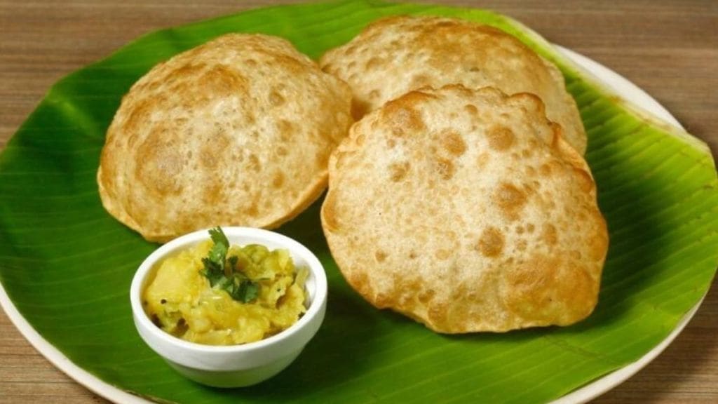 Health Tips : શું તમે ક્યારેય વિચાર્યું છે કે પુરી કેટલું તેલ શોષે છે? Health Tips : શું તમે ક્યારેય વિચાર્યું છે કે પુરી કેટલું તેલ શોષે છે?