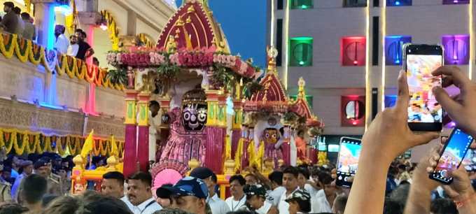146મી જગન્નાથ રથયાત્રા નિમિતે અમદાવાદ જગન્નાથ મંદિરમાં ભક્તોની વહેલી સવારથી જ ભારે ભીડ જોવા મળી. આ પાવન પર્વને લઇને ભક્તોમાં અનેરો ઉત્સાહ પણ જોવા મળ્યો. 