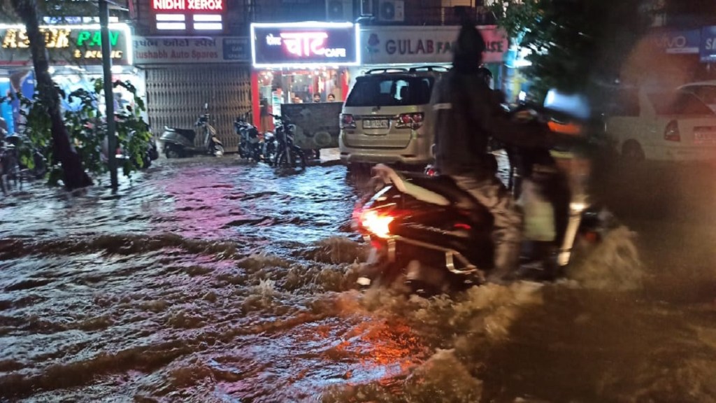 અમદાવાદમાં ધોધમાર વરસાદ, ઠેર-ઠેર પાણી ભરાયા, ભારે ટ્રાફિક જામ