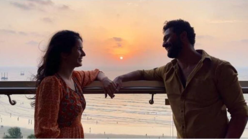 ઢળતી સાંજ અને સમુદ્રના આહ્લાદક નજારા વચ્ચે કેટરીના કૈફ અને વિકી કૈશલ એકબીજાની આંખોમાં ખોવાયા, અર્જુન કપૂરે મજેદાર કોમેન્ટ કરી ઢળતી સાંજ અને સમુદ્રના આહ્લાદક નજારા વચ્ચે કેટરીના કૈફ અને વિકી કૈશલ એકબીજાની આંખોમાં ખોવાયા, અર્જુન કપૂરે મજેદાર કોમેન્ટ કરી