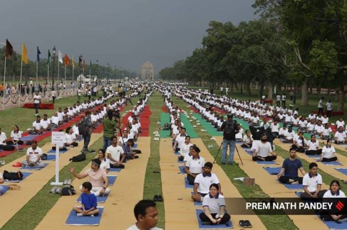 તેની સાર્વત્રિક અપીલને માન્યતા આપતા, 11 ડિસેમ્બર 2014ના રોજ, સંયુક્ત રાષ્ટ્રએ ઠરાવ 69/131 દ્વારા 21 જૂનને આંતરરાષ્ટ્રીય યોગ દિવસ તરીકે જાહેર કર્યો. (પ્રેમનાથ પાંડેની એક્સપ્રેસ તસવીર)