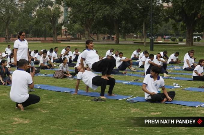 નવી દિલ્હીમાં કર્તવ્ય પથ ખાતે આંતરરાષ્ટ્રીય યોગ દિવસ નિમિત્તે સરકારી અધિકારીઓ અને લોકો યોગાભ્યાસ કર્યો (પ્રેમનાથ પાંડેની એક્સપ્રેસ તસવીર)