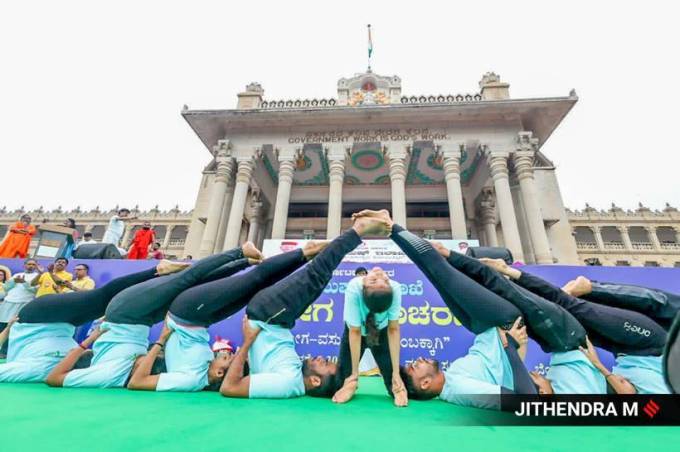9મા આંતરરાષ્ટ્રીય યોગ દિવસની ઉજવણી વિધાના સૌધા, બેંગલુરુ ખાતે. (એક્સપ્રેસ તસવીર જીતેન્દ્ર એમ)