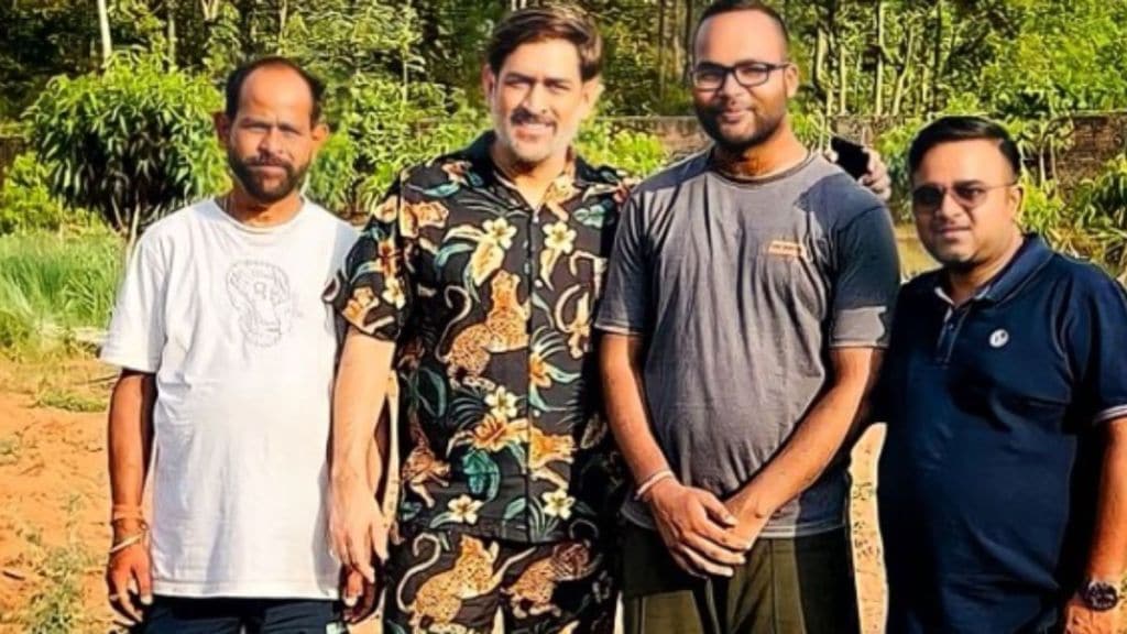 એમએસ ધોની ઘણા સમય પછી મોટા ભાઇ સાથે જોવા મળ્યો! વાયરલ તસવીરોમાં પ્રશંસકો થયા ચકિત એમએસ ધોની ઘણા સમય પછી મોટા ભાઇ સાથે જોવા મળ્યો! વાયરલ તસવીરોમાં પ્રશંસકો થયા ચકિત