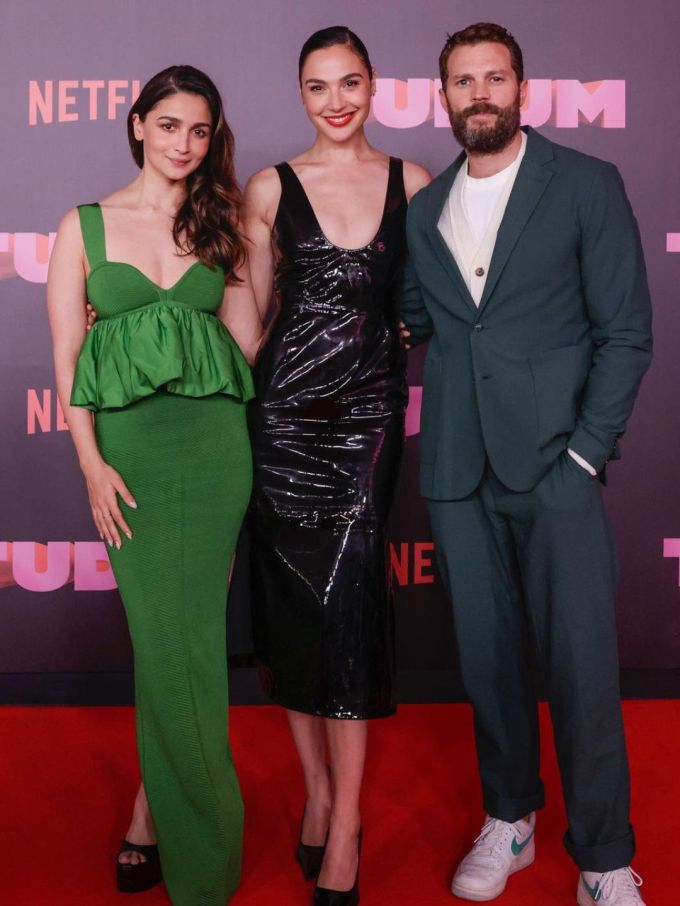 આલિયા ભટ્ટ ક્લાસી અને યુનિક લૂકમાં ઘણી સુંદર લાગી રહી છે. (ફોટો ક્રેડિટ આલિયા ભટ્ટ ઇન્સ્ટા)